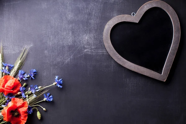 Mavi Peygamber ve çavdarlı ile eski yazı tahtası ile kırmızı haşhaş