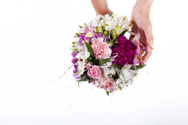 분홍색과 보라색 gillyflowers에서 파스텔 꽃다발을 들고 손 — 스톡 사진