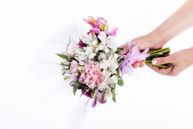 Şebboylar ve alstroemeria pembe bir buket holding eller 