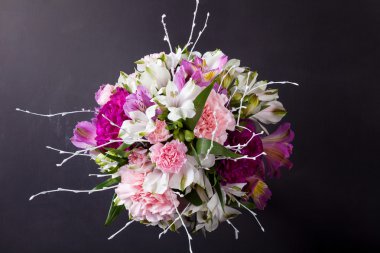 Pembe buket Şebboylar ve tahta üzerinde alstroemeria t