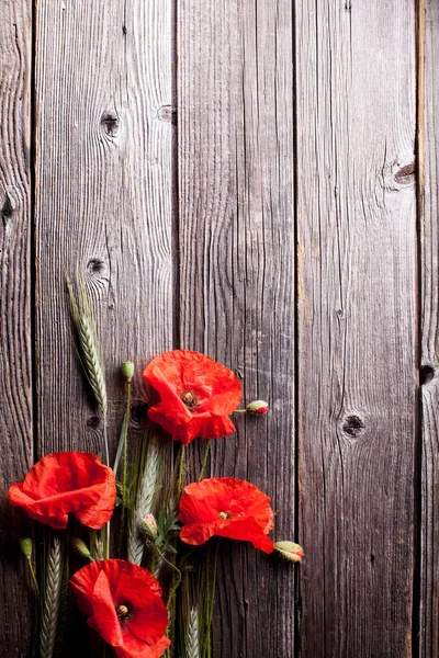 Kırmızı haşhaş çiçek ve eski ahşap çavdarlı 