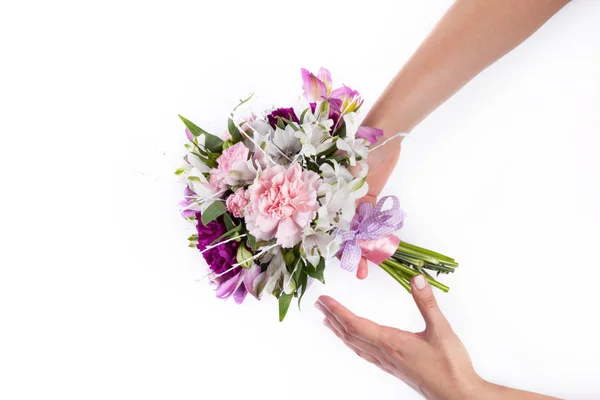 Giving a pink bouquet from gillyflowers and alstroemeria on whit — Stock Photo, Image