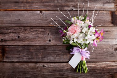 Şebboylar ve alstroemeria eski ahşap ba üzerinde Pembe buket
