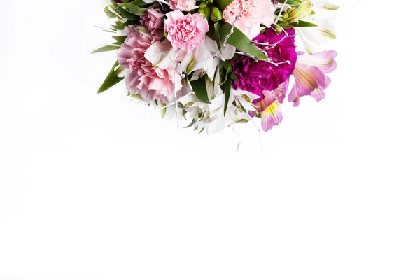 Buket pembe ve mor Şebboylar beyaz zemin üzerine gelen