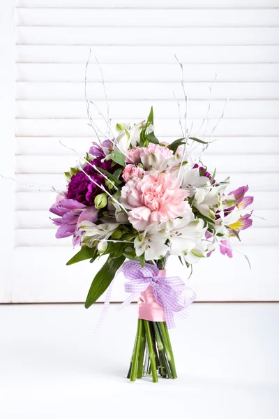 분홍색과 보라색 흰색 shutte에 gillyflowers에서 파스텔 꽃다발 — 스톡 사진