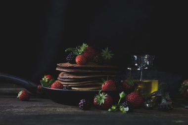 Krep ve strawberr ile kırlarda rustik Kahvaltı