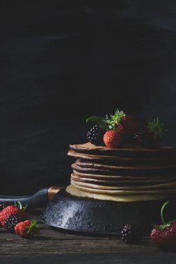 Rustik yaz kahvaltı çikolatalı krep, çilek bir