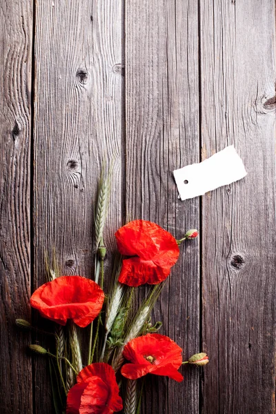 Czerwony kwiat maku i żyta na Stare drewno z zadrapaniami — Zdjęcie stockowe