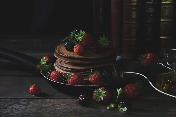 Kırlarda ve krep çilek ile Kahvaltı