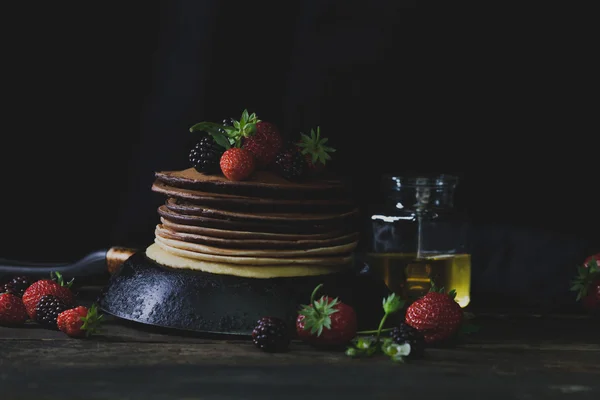 Rustik frukost i sidan land med pannkakor och jordgubbst — Stockfoto