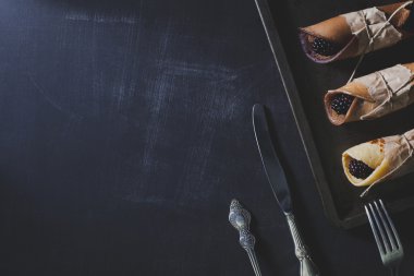 Rustik kahvaltı çikolatalı krep ve böğürtlen ile