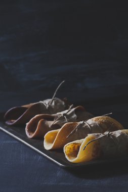 Çikolatalı krep yerken üzerine çizilmiş yazı tahtası üzerinde paslı tinwere