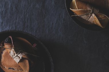 Rustik kahvaltı da'da paslı kızartma tavada çikolatalı krep ile