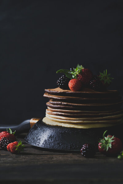 Летний завтрак с шоколадными блинами, клубникой и черным
