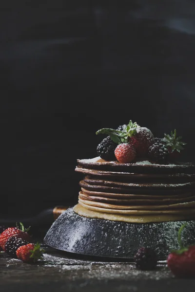 Petit déjeuner d'été avec crêpes au chocolat, fraises, noirâtre — Photo