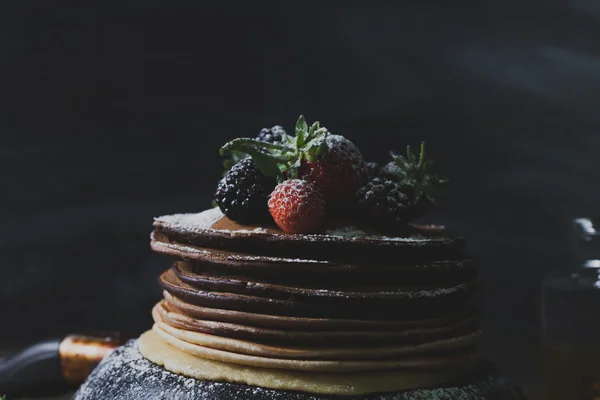 Petit déjeuner d'été avec crêpes, fraises et miel sur le vieux wo — Photo