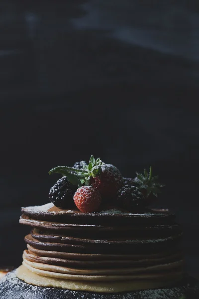 Petit déjeuner d'été rustique avec crêpes au chocolat, fraises, b — Photo