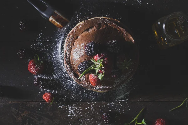 Petit déjeuner d'été avec crêpes au chocolat, fraises, noirâtre — Photo