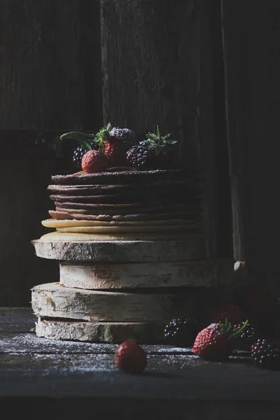 Petit déjeuner dans le bois : crêpes au chocolat aux fraises, bl — Photo
