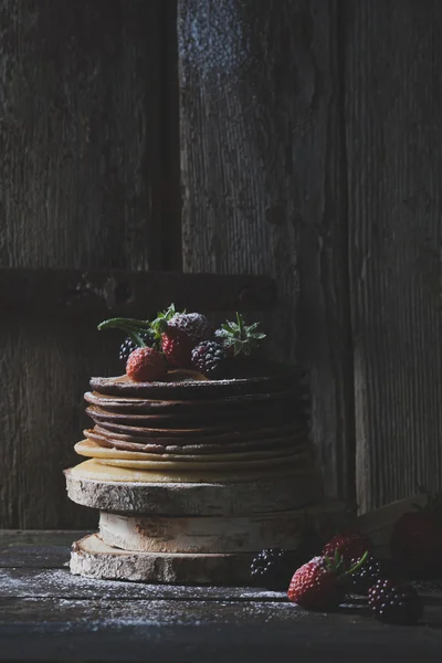 Crêpes rustiques aux fruits bio sur des blocs de bois avec de vieux wo — Photo