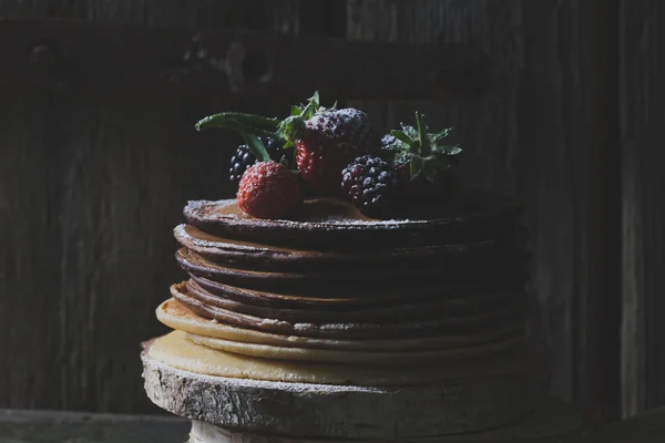 Café da manhã rústico na madeira: panquecas de chocolate com morango — Fotografia de Stock