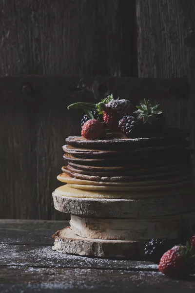 Petit déjeuner dans le bois : crêpes au chocolat aux fraises, bl — Photo