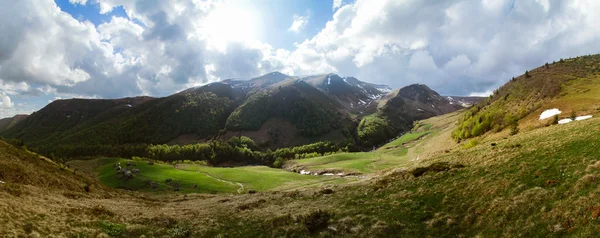 Primavera montaña paisaje — Foto de Stock