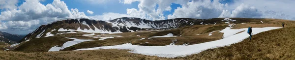 雪に覆われた山の尾根のハイキング. — ストック写真