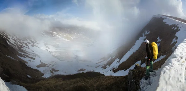 雪に覆われた山の尾根のハイキング. — ストック写真