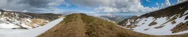 春の山の風景 — ストック写真