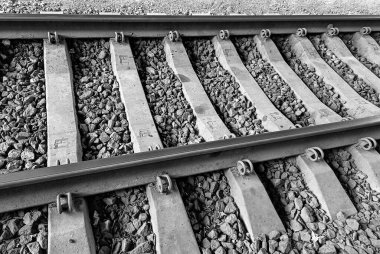 Tren yolunun bir parçası. Molozların üzerinde demiryolu ve beton yatakları. Demiryolu taşımacılığı ve sanayi  