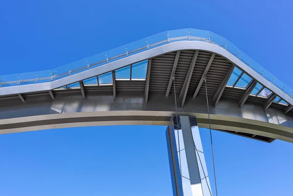 Parte Uma Ponte Pedestre Vidro Kiev Contra Céu Azul Arquitetura — Fotografia de Stock