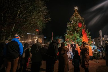 Geceleri, büyük, dekore edilmiş bir Noel ağacının etrafında ışıklar, dekorasyonlar ve kostümlü karakterlerle dolu bir kalabalık toplanarak sıcak bir festival atmosferi yaratıyor..