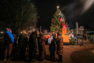 Geceleri, büyük, dekore edilmiş bir Noel ağacının etrafında ışıklar, dekorasyonlar ve kostümlü karakterlerle dolu bir kalabalık toplanarak sıcak bir festival atmosferi yaratıyor..