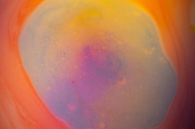 Makro soyut pastel sıvı boya görüntüsü ılık şeftali, sarı ve lavanta tonları ile yumuşak bir girdap havuzu oluşturuyor. İnce benekler ve pürüzsüz eğimler rüya gibi bir sıvı dokusu yaratır..