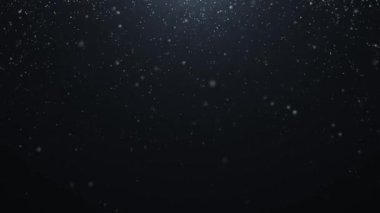 Karanlık bir arka planda gerçekçi uçan kar. 4K animasyon. Kar yağışı örtüsü, kış arka planı, yavaş düşen kar etkisi. Parçacıklarla soyut arkaplan. Animasyon kış havası.