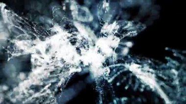 Soyut mavi-beyaz parçacık akışları siyah arkaplan, fütüristik veri akışı, dijital bağlantılar ve bilim kurgu hareketi üzerine dinamik bir enerji ağı oluşturur..