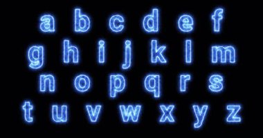Siyah arka planda A 'dan Z' ye büyük harflerle parlayan neon mavi alfabe harfleri. Fütürist başlıklar, teknoloji temaları ve dijital tasarım için elektrik tipografik animasyon.