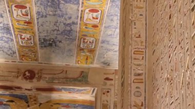 Krallar Vadisi, Mısır 17 Aralık 2018: Firavun Ramses 'in mezarının içindeki antik duvar ve tavan tabloları Mısır mitolojisinden ve ölümden sonraki yaşamdan canlı sahneleri resmediyor..  