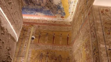 Krallar Vadisi, Mısır 17 Aralık 2018: Firavun Ramses 'in mezarının içindeki antik duvar ve tavan tabloları Mısır mitolojisinden ve ölümden sonraki yaşamdan canlı sahneleri resmediyor..  