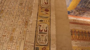 Krallar Vadisi, Mısır 17 Aralık 2018: Firavun Ramses 'in mezarının içindeki antik duvar ve tavan tabloları Mısır mitolojisinden ve ölümden sonraki yaşamdan canlı sahneleri resmediyor..  