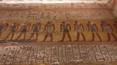 Krallar Vadisi, Mısır 17 Aralık 2018: Firavun Ramses IV 'ün kabri içindeki duvar resimleri ve hiyeroglif yazıtlar parlak renkler ve ince detaylar sergileyerek dikkate değer bir şekilde korunmuş durumda..