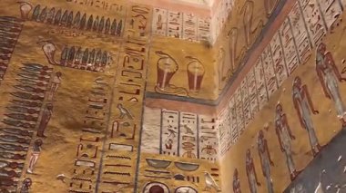 Krallar Vadisi, Mısır 17 Aralık 2018: Firavun Ramses IV 'ün kabri içindeki duvar resimleri ve hiyeroglif yazıtlar parlak renkler ve ince detaylar sergileyerek dikkate değer bir şekilde korunmuş durumda..