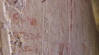 Krallar Vadisi, Mısır 17 Aralık 2018: Firavun Ramses IV 'ün kabri içindeki duvar resimleri ve hiyeroglif yazıtlar parlak renkler ve ince detaylar sergileyerek dikkate değer bir şekilde korunmuş durumda..