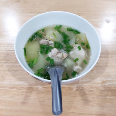 Ev yapımı tavuk kanatlı kavun çorbası.