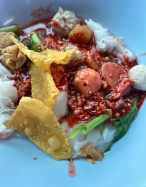 Balık köftesi ve kıymalı Tayland soslu erişte.