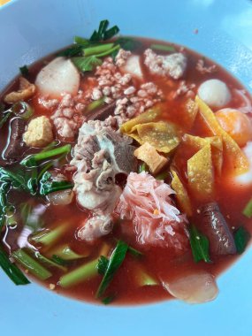 İçinde balık köfteleri, kıyma ve pembe aromalı Tayland çorbası var..