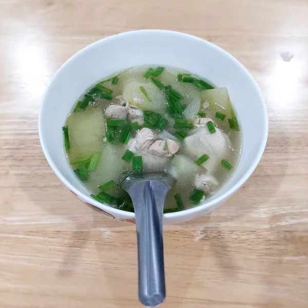 Ev yapımı tavuk kanatlı kavun çorbası.