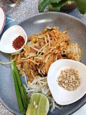 Tayland usulü kızarmış pirinç eriştesi karides, ezilmiş fıstık, acı biber ve yanında limon..