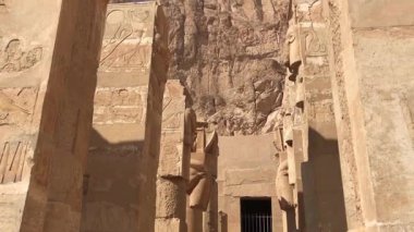 Luxor, Mısır 16 Ocak 2019: Tanrıça Hathor 'un yüzünü içeren Hathor sermaye kolonları, Hatshepsut Morg Tapınağı' nda durmaktadır. Bu antik sütunlar Mısır dini mimarisinin güzelliğini ve sembolizmini yansıtıyor..